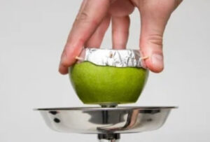 фольга на чаше из яблока