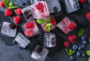 замороженные в кубики льда ягоды